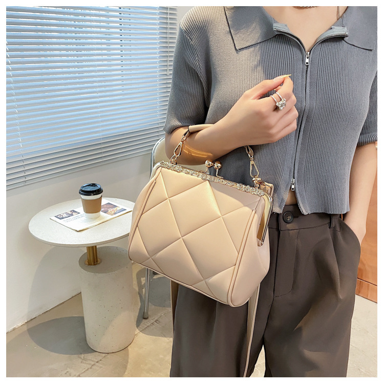 New Fashion Rhombus Embossed One-shoulder Diagonal Clip Bag Wholesale Nihaojewelry display picture 49