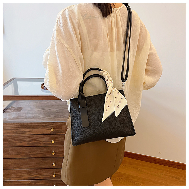 Women's Medium Pu Leather Solid Color Basic Vintage Style Zipper Crossbody Bag display picture 48