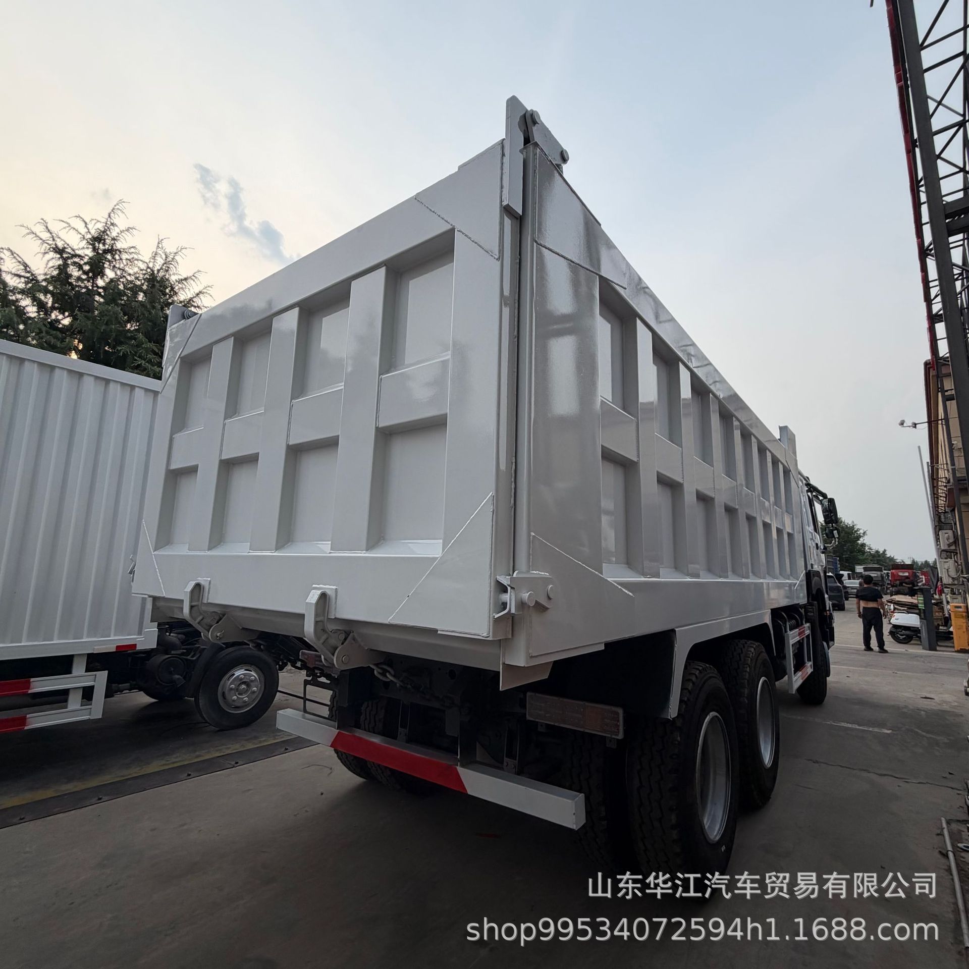 Foreign Trade Howo 6X4 Rear-Dump Dump Truck with Grid-Type Cargo Box, Earthmoving Vehicle, Construction Site Rear Eight-Wheel Dump Truck