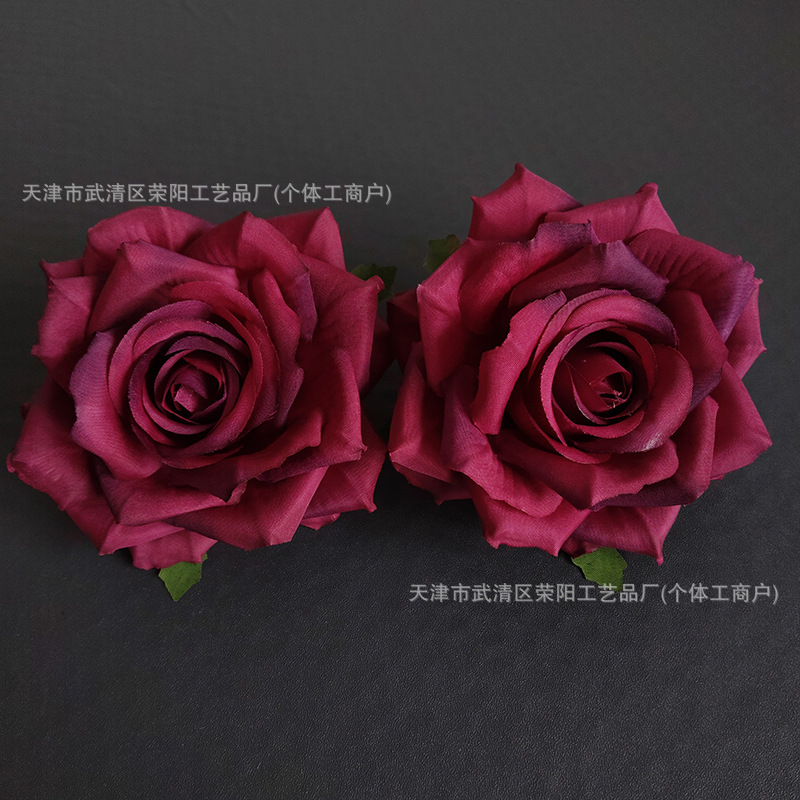 진한 보라색