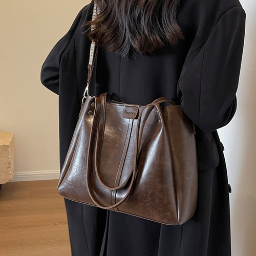Ladies' Fashionable Large Capacity Crossbody Bag for Autumn/Winter  - A High-End Shoulder Bag with a Trendy Look