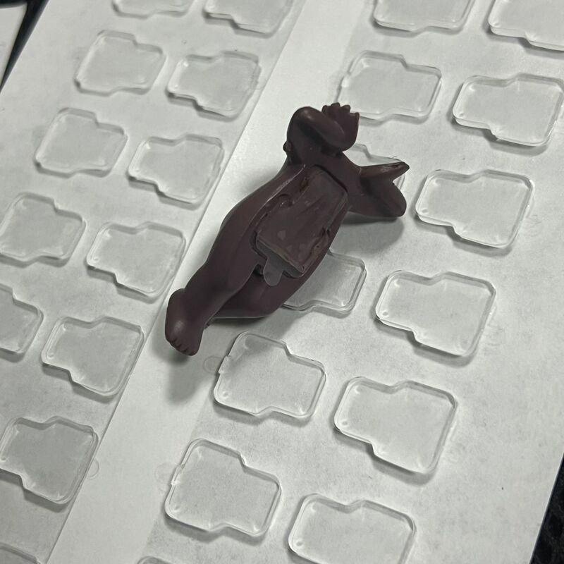 腹ばいになった天使の接着剤はナノに傷がなくて、両面ゴムの自動車の置物の透明なアクリルの両面接着剤を厚くして切ります。|undefined