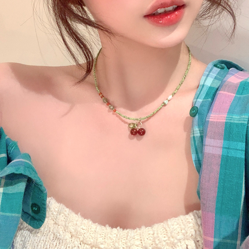 春夏の田園風白と赤のチェリー多用途ネックレス女性ニッチハイエンド鎖骨チェーンチョーカー