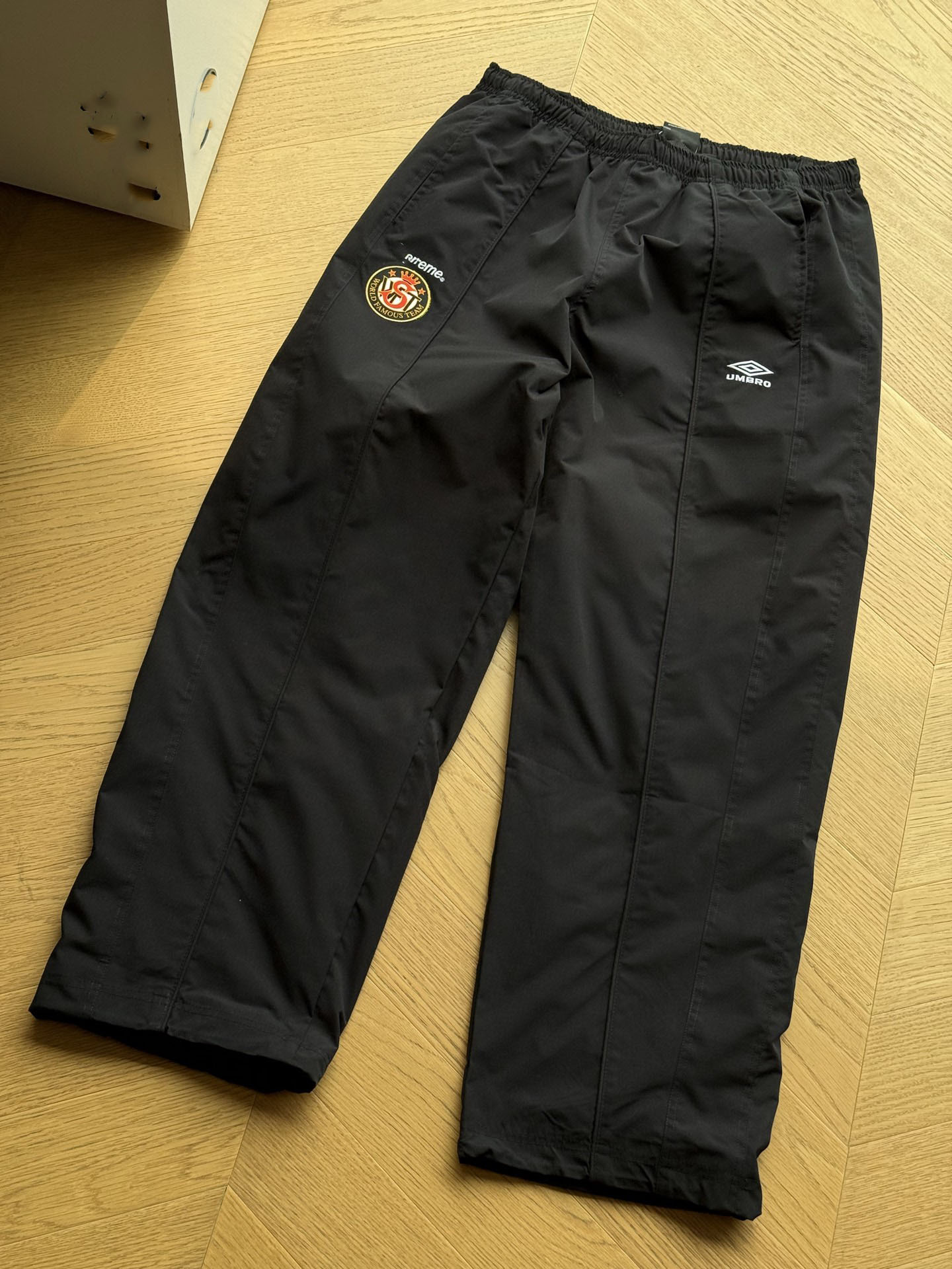 A8. pantalones negros