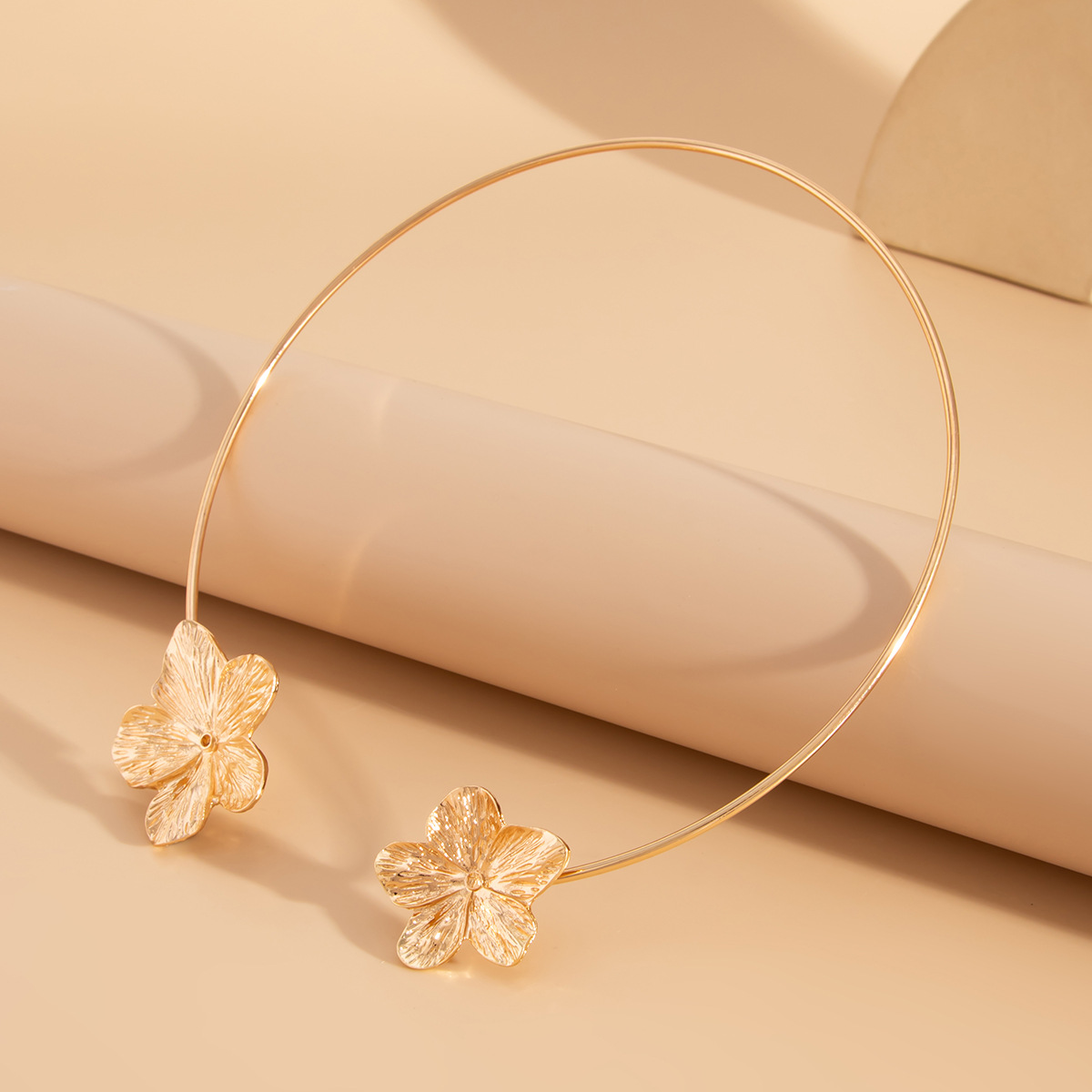 Collar de apertura geométrica de flor metálica transfronteriza europea y americana, temperamento de pétalo simple de moda, decoración de collar de sentido avanzado femenino