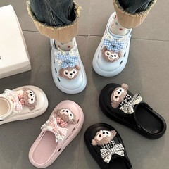 かわいいアニメのシェリー梅サンダル