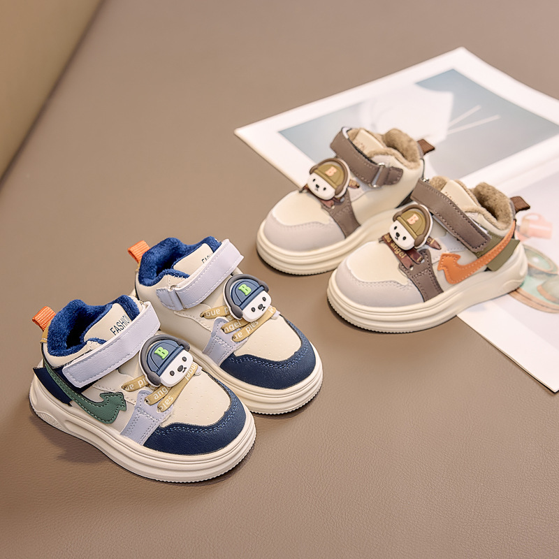 Hombres y niñas zapatos 2025 nuevos zapatos deportivos de invierno para niños de cuero para niños pequeños y medianos con zapatos de tablero grueso y zapatos de algodón