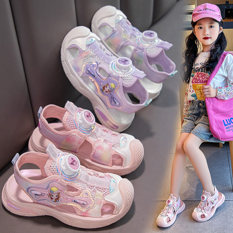 Sandalias deportivas para niñas 2025, nuevas sandalias de verano con punta cerrada y diseño hueco, zapatos de princesa con hebilla giratoria, zapatos de playa para niños