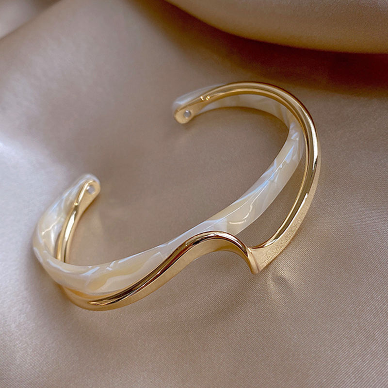 Light luxury white shell plate bracelet...