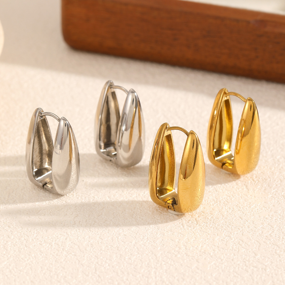 Pendientes de oreja de acero inoxidable cuadrado geométrico de personalidad europea y americana Pendientes de oreja de acero de titanio chapado en oro simple de 18k para mujer