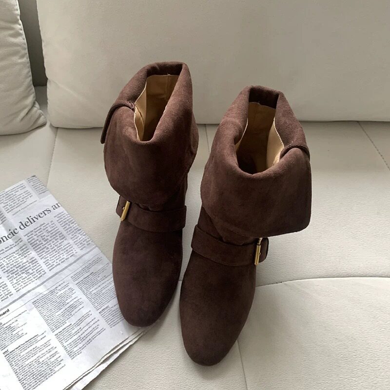 Bốt nữ cổ ngắn da lộn kiểu cao bồi, gót phẳng, khóa cài, có thể gập cổ hai kiểu — Kaki, nâu đậm