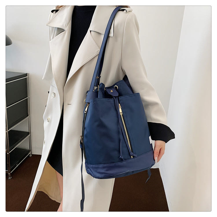 Women's Nylon Solid Color Streetwear Oval String Shoulder Bag display picture 3