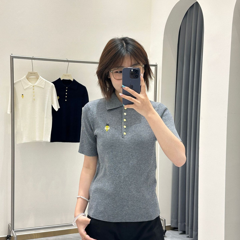 Spot 25 Spring and Summer Wool Blended Little Bee Heavy Beading Polo Collar Short-Sleeved Knitted Pullover Top Spot 25 Spring and Summer Wool Blended Little Bee Heavy Beading Polo Collar Short-Sleeved Knitted Pullover Top
