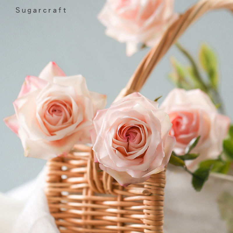 葉のバラの花びらが砂糖をひっくり返します。|undefined