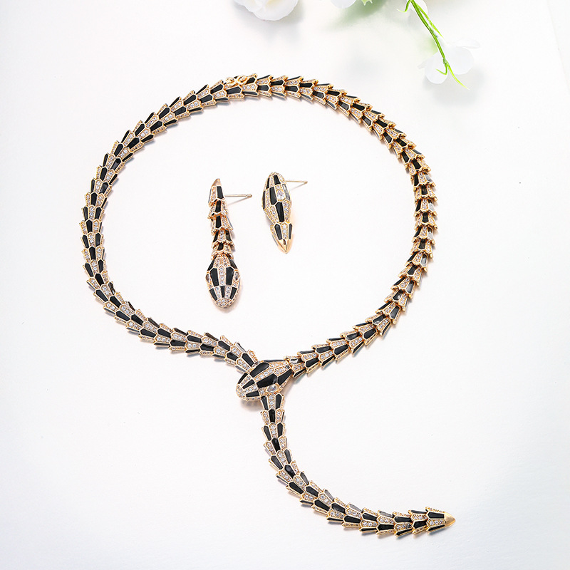 Xuping Europa y los Estados Unidos transfronterizos pendientes de serpiente collar conjunto de joyería nicho diseño de personalidad dulce y fresco joyería al por mayor mujer