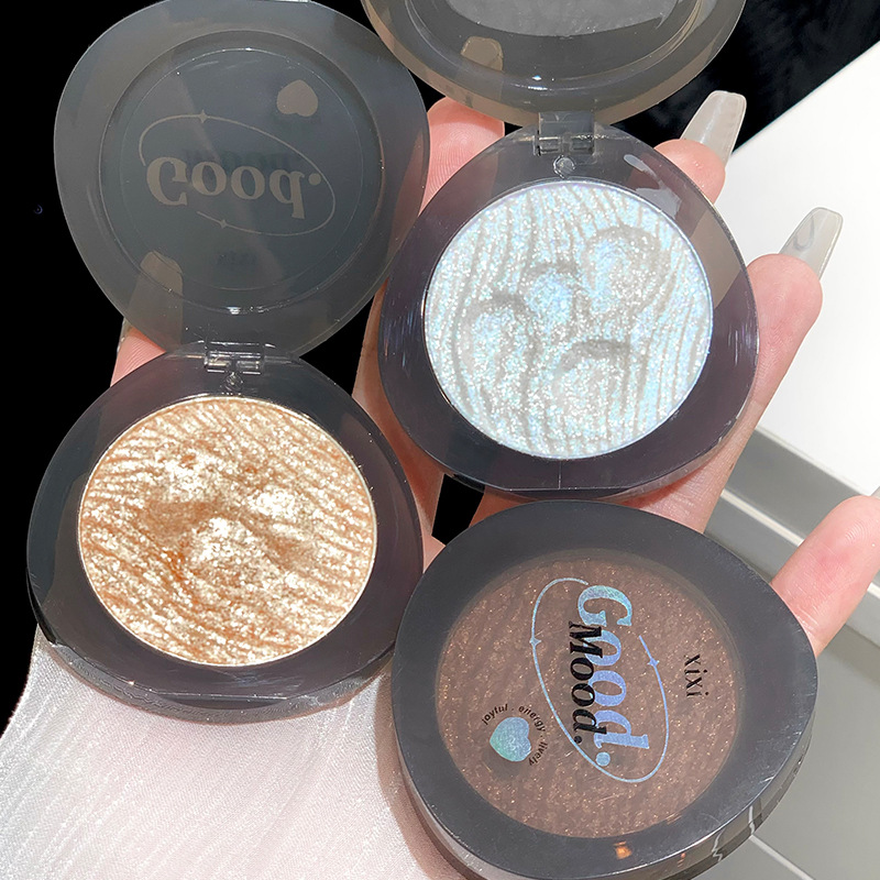 xixi Moon Pool Dark Highlighter Powder Palette, a single eyeshadow with a potato-like texture, pearlescent rhinestone shimmer, and subtle highlights to brighten the under-eye area.