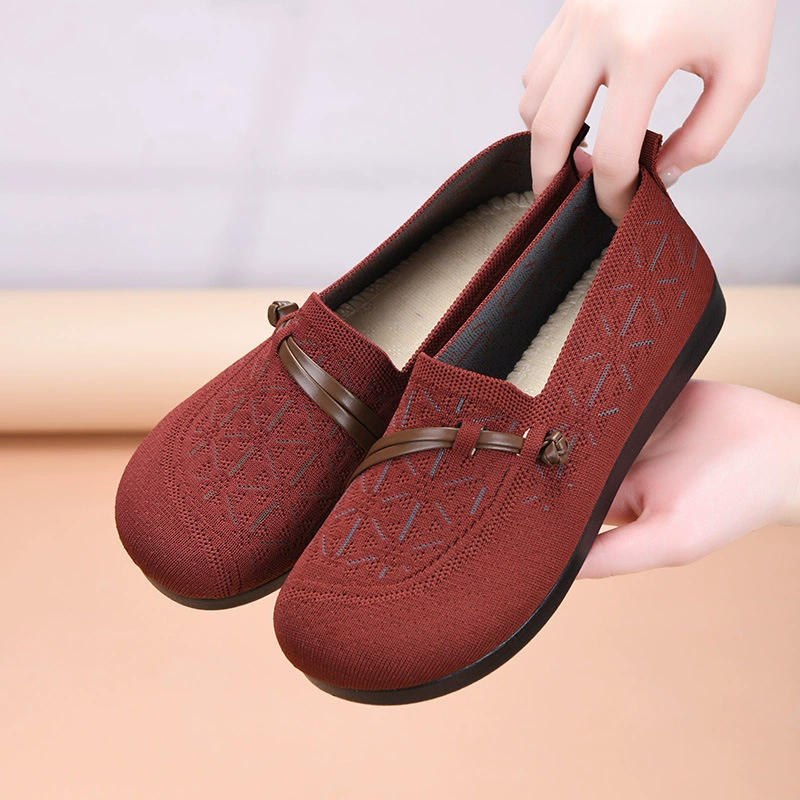 Обувь для матерей среднего и пожилого возраста 2025 новый летающий ткачество дышащая старая обувь из ткани Пекин удобная педаль повседневная обувь из бобов для женщин