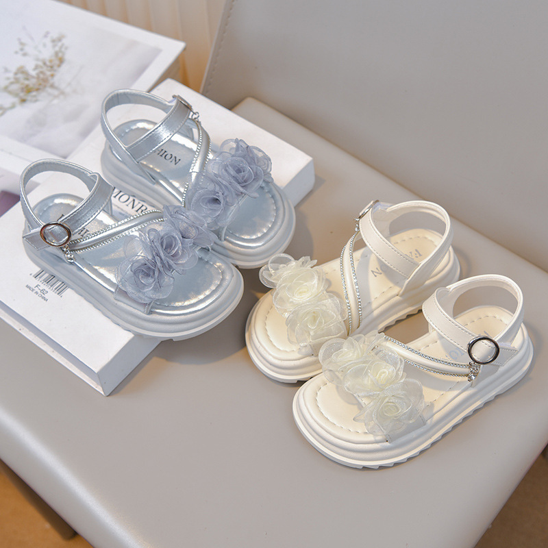 Niñas sandalias de suela suave 2026 verano de moda para niños zapatos de playa versátiles flores huecos zapatos de dedo abierto