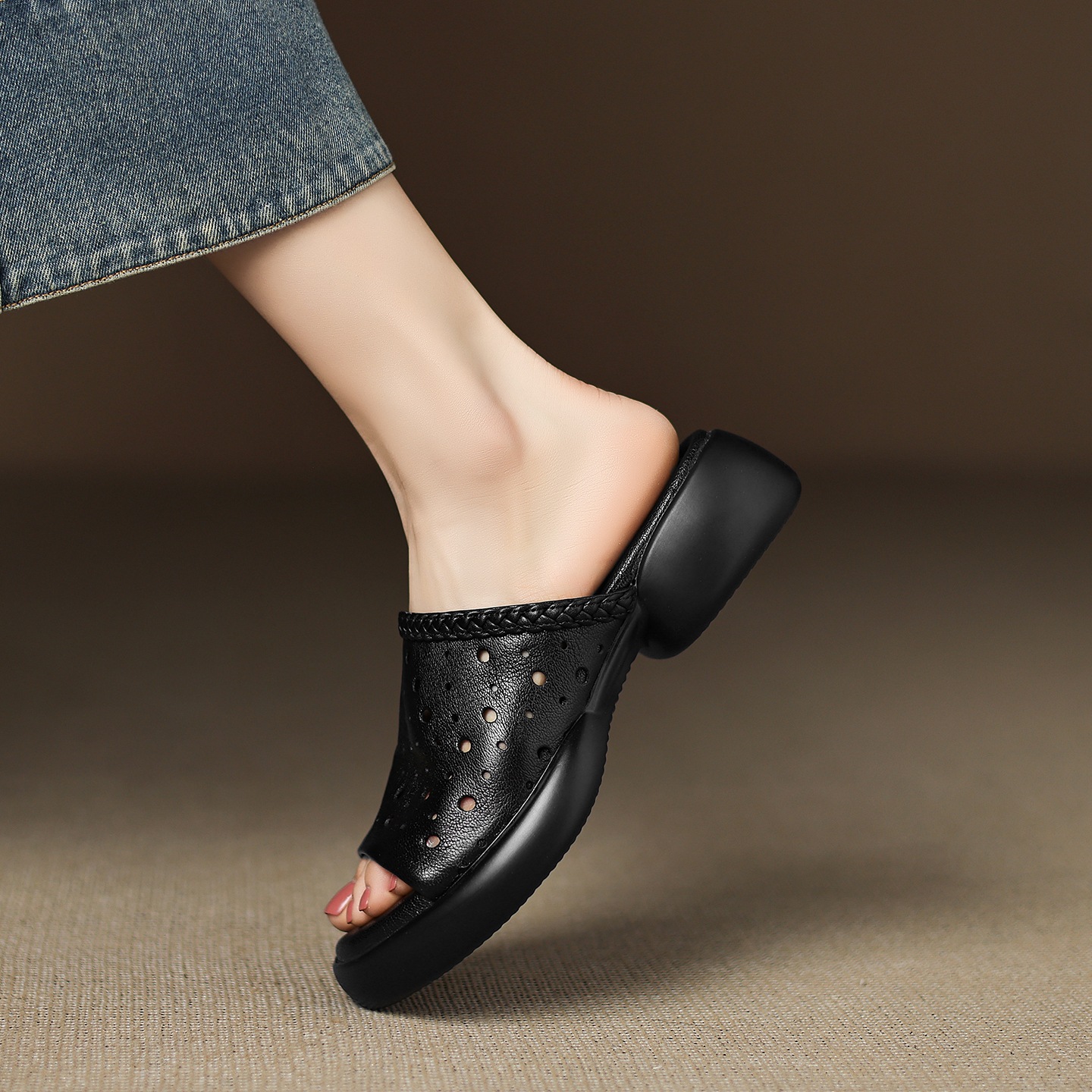 Dép sandal nữ quai chữ V đế dày da cừu mềm đi biển — đen