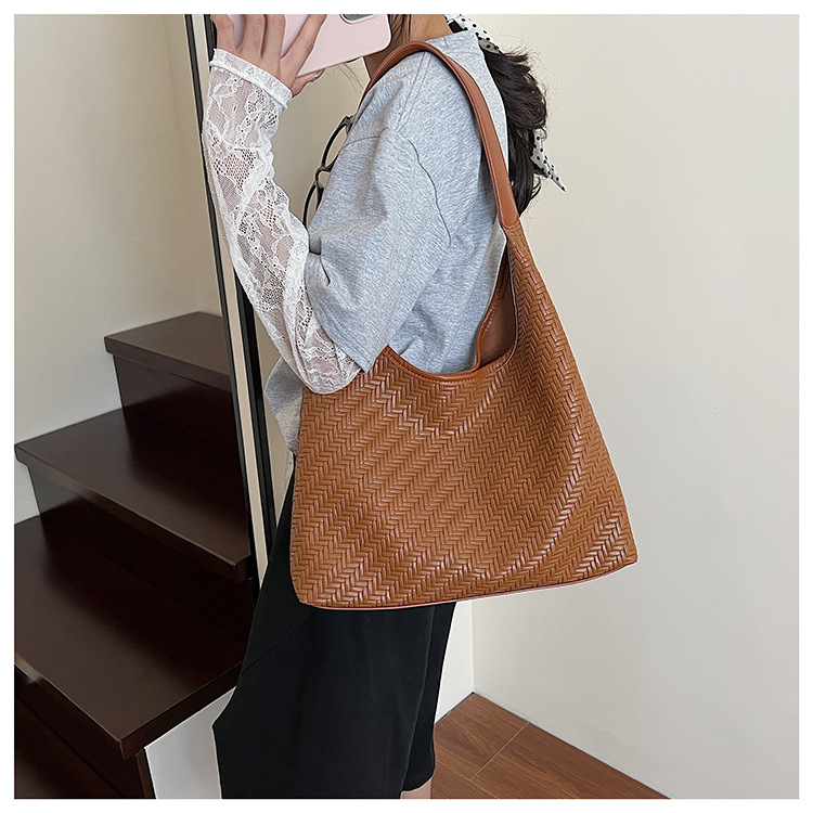 Casual design, stylish, large-capacity single-shoulder 2025, fashionable and trendy woven commuting, simple and retro tote underarm bag undefined