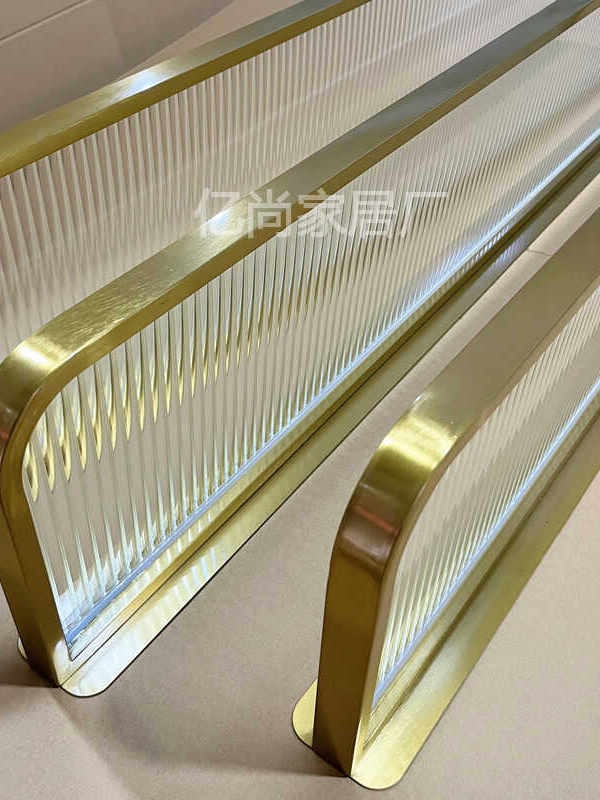 Glass partition for restaurants, hot pot restaurants, and barbecue restaurants; stainless steel half-wall with raised railing; decorative low screen