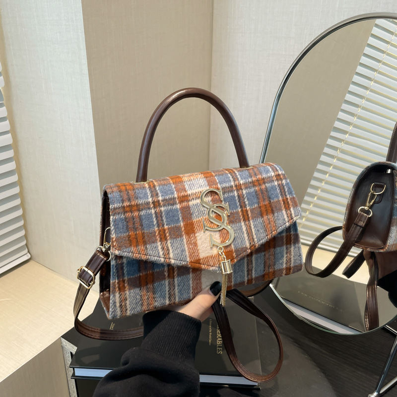 Textura de color contrastante bolso cuadrado portátil para mujeres 2024 invierno nuevo estilo de moda letras bordas bolso de hombro bolso de moda