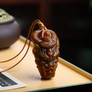 天然新疆和田玉玉器工艺品新疆且末料老料满糖色兽头悟道吊坠挂件