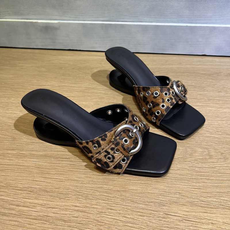Mule square toe with a strap