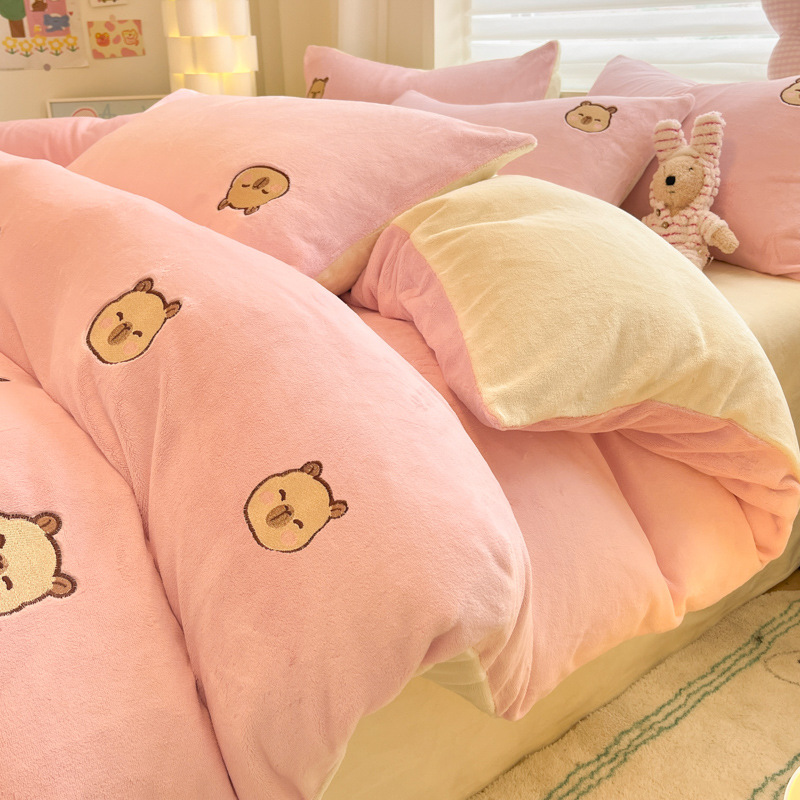 Leche de seda cama de cuatro piezas 2025, nuevo otoño y invierno de seda de coral, sábanas de calentamiento gruesas, colchón de cama de tres piezas