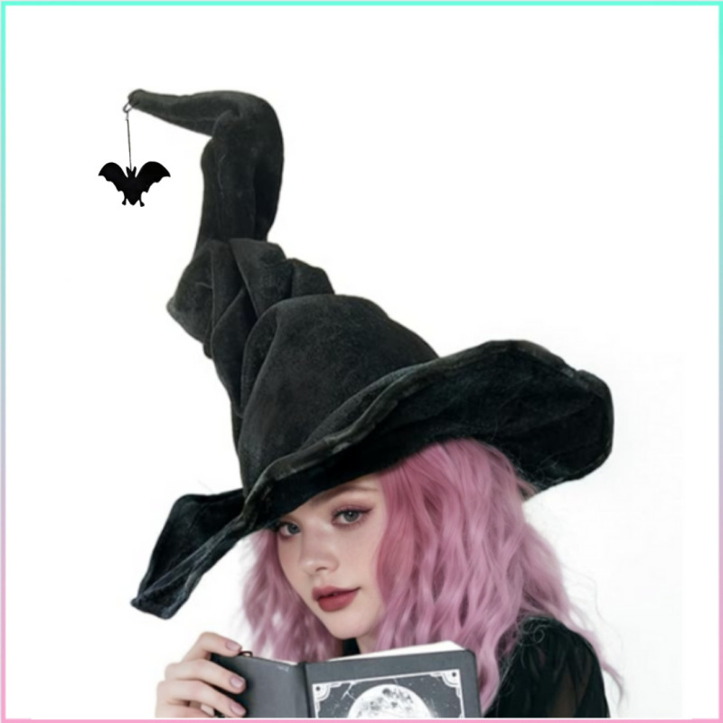ハロウィーンのクモが魔法の帽子をねじっているコウモリのペンダント魔女が帽子をねじっている|undefined