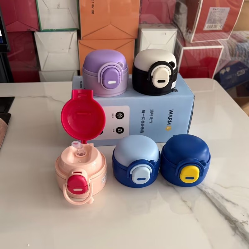 子供用保温カップのストローの蓋は、非汎用タイプの学生用ポットの蓋の部品を飲みます。|undefined