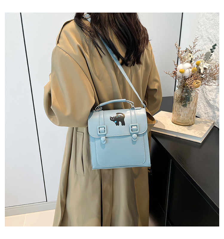 A new 2024 French retro backpack for women, a trendy and versatile single-shoulder bag with a large capacity for commuting undefined