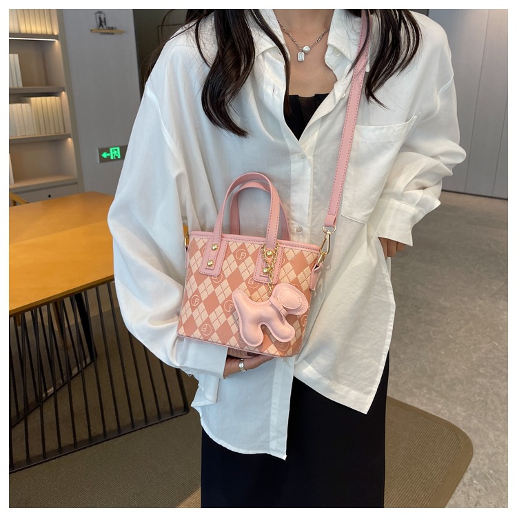 Small niche color blocked diamond grid handbag for women 2024 new style simple and trendy bucket casual versatile_voghion.com