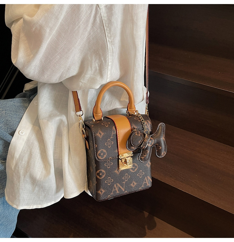 A new Korean-style versatile and simple single-shoulder crossbody bag for women in the summer of 2025, featuring a Korean-style mobile phone bag undefined