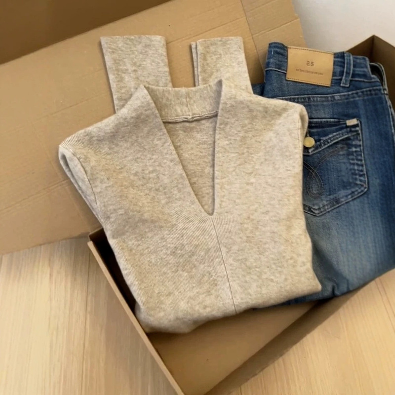 Plus-size, vintage-style V-neck knit sweater for women – a stunning and beautiful autumn/winter piece, perfect as a new inner layer or base layer Plus-size, vintage-style V-neck knit sweater for women – a stunning and beautiful autumn/winter piece, perfect as a new inner layer or base layer