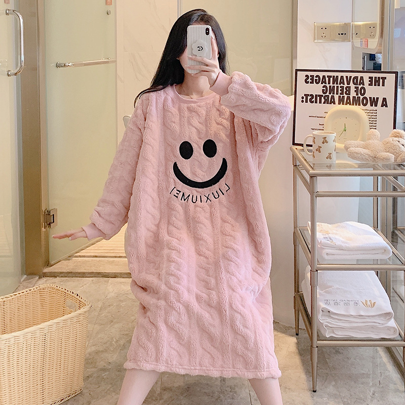 Ins otoño y invierno estilo coreano sonriente vestido de pijama de peluche largo cuello redondo encantador medio largo suelto vestido caliente de tamaño grande