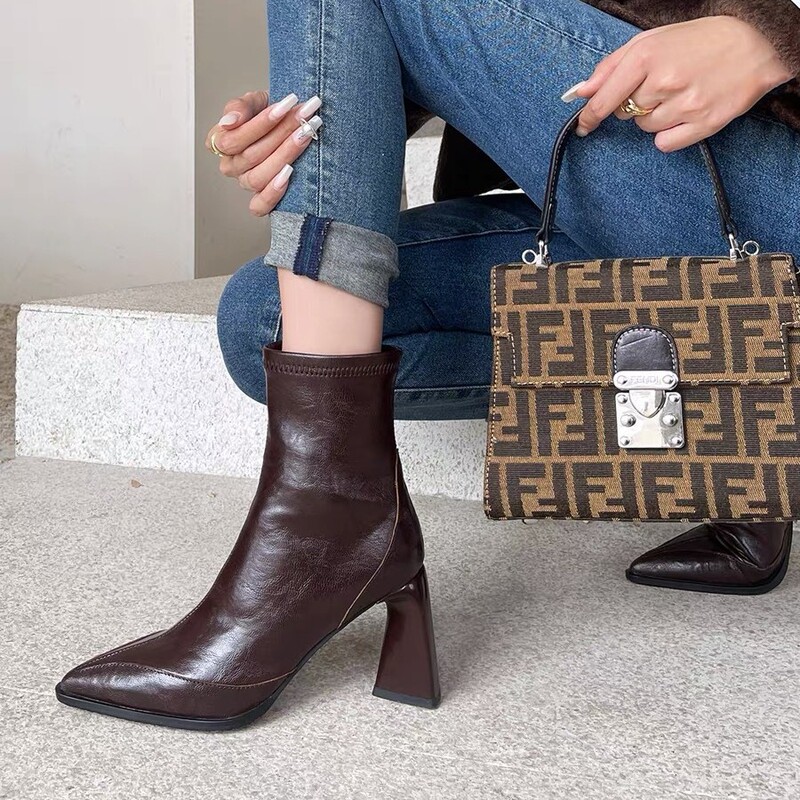 In-stock soft leather version of niche light luxury retro slim boots with pointed toe, elegant soft leather stretch boots, 2026 autumn and winter women's inner boots In-stock soft leather version of niche light luxury retro slim boots with pointed toe, elegant soft leather stretch boots, 2026 autumn and winter women's inner boots