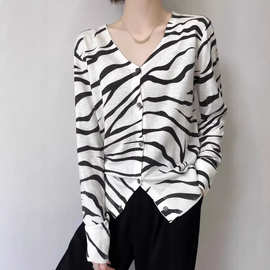 春秋款斑马纹羊毛开衫女V领精纺羊毛拼色毛衣软糯亲肤透气针织衫