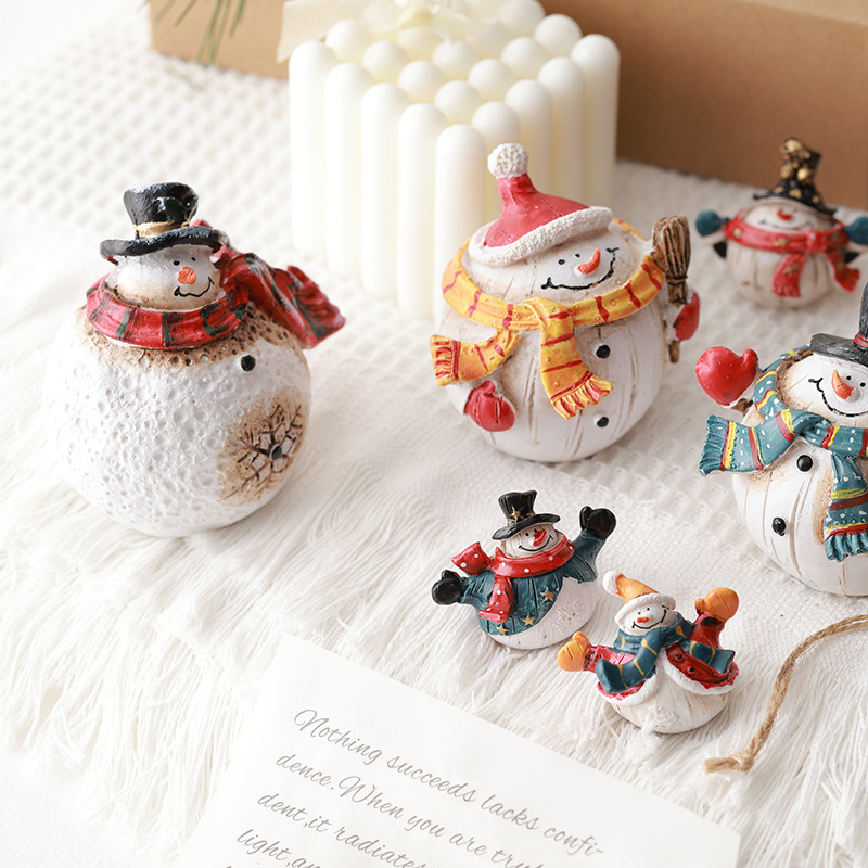 Buscando madera transfronteriza nueva decoración navideña resina muñeco de nieve decoración de escritorio retro micro paisaje diseño de props
