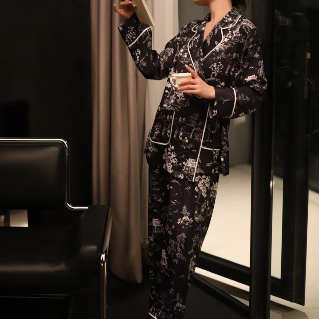 검은 바탕에 흰색 꽃