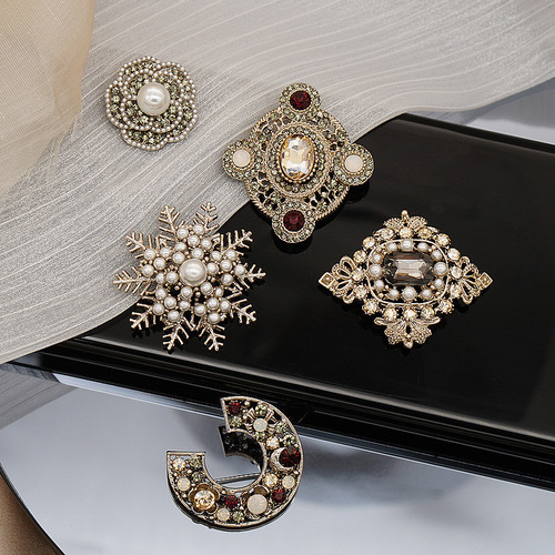 British retro Baroque palace brooch, medieval men's and women's suits, micro-embellished diamond pearl flower brooch, coat accessories