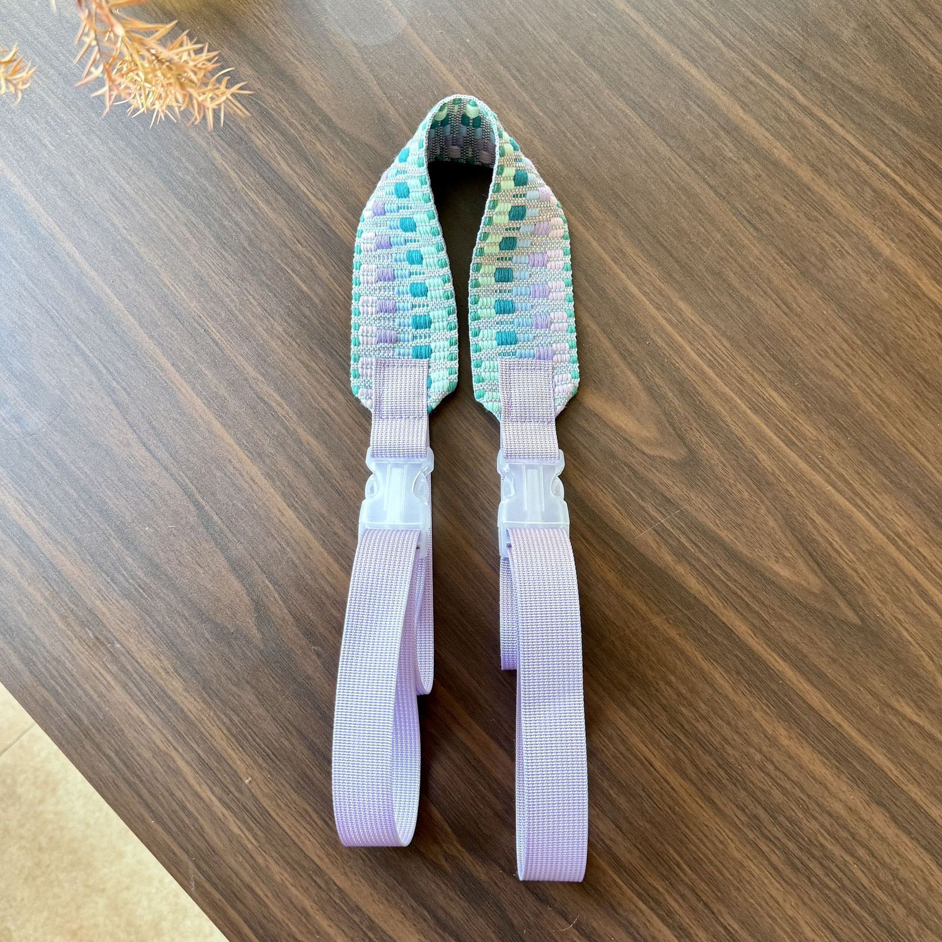 파란색과 보라색 도트가 있는 넓은 어깨끈