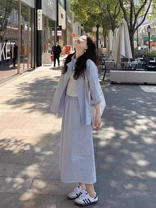 香港スタイルのシックなカジュアルスポーツスーツ女性の夏のシンプルで多用途のストライプ日焼け止めシャツルーズロングスカート 2 点セット|undefined