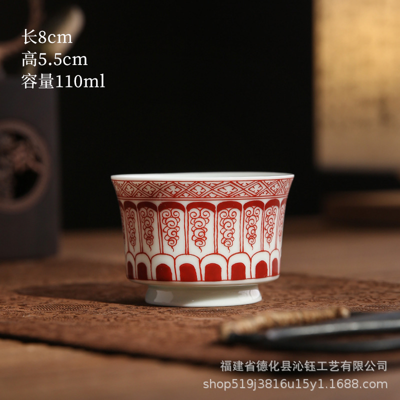 파란색과 꽃 말굽 티 컵-레드 롤 잔디