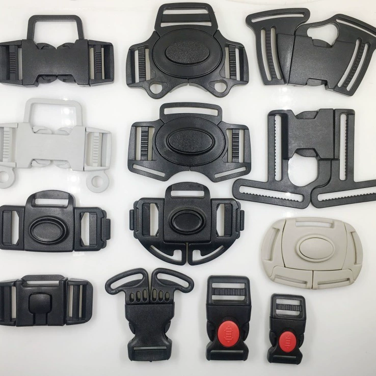 Готовые поставки пластиковых трехходовых, пятиходовых, четырехходовых пряжок, аксессуаров для пряжек пятиточечного автокресла для колясок, белого цвета.