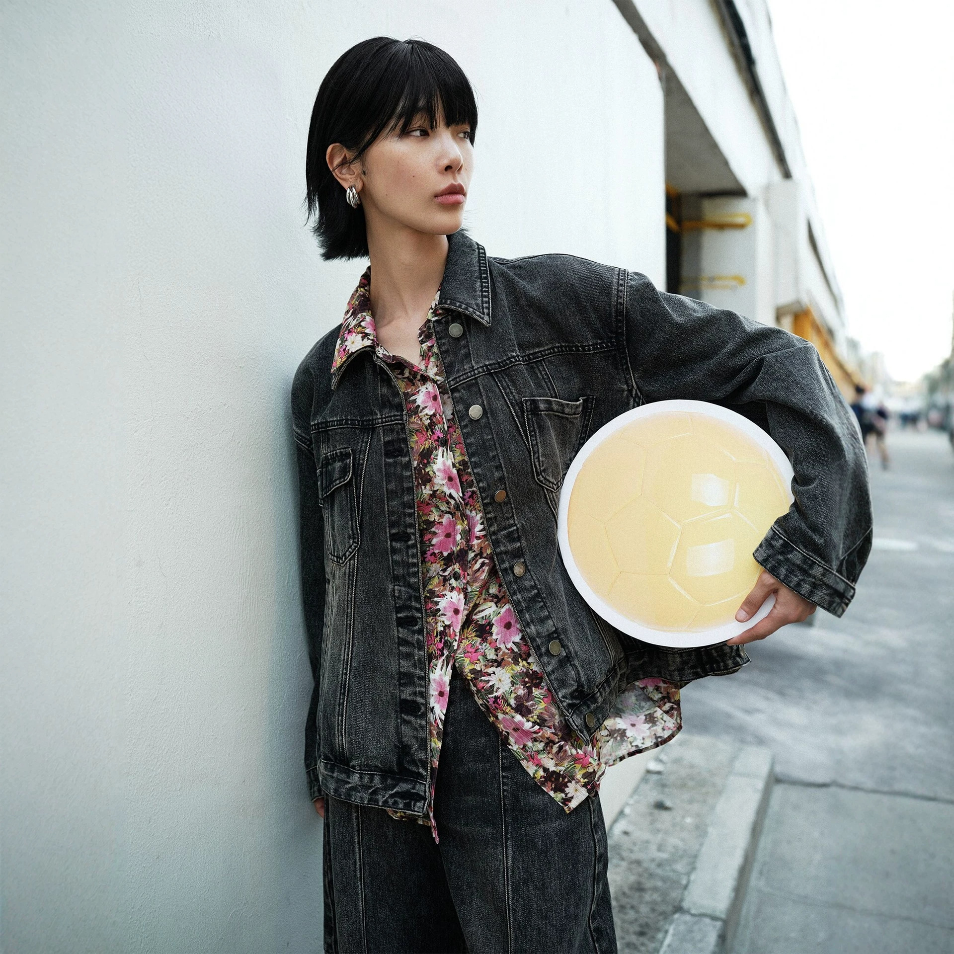 Retro denim jacket for women, new autumn 2026 style, with split seam design, loose fit and slimming effect.