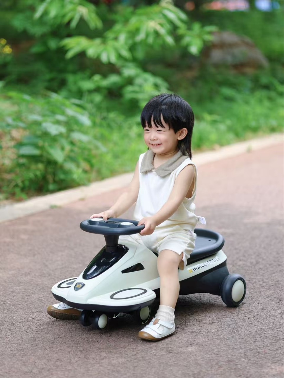 Children's Twist Car 2-6-8 Baby Toy Large Seat Anti-Rollover Slide Music Light Toy Car