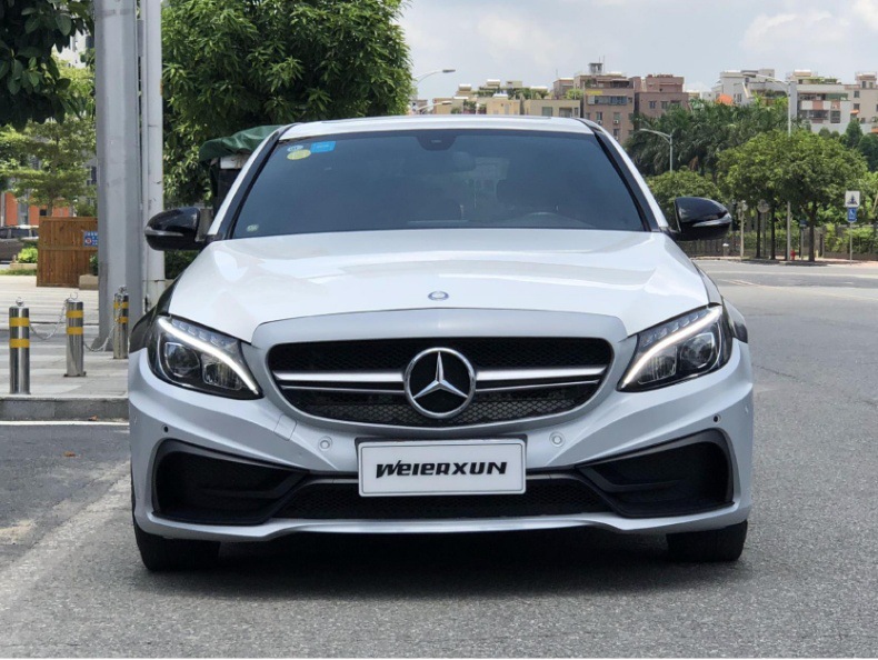 Applicable to 15-21 Mercedes-Benz C- Class W205 to Carlson's front bumper, the middle net wing flap surrounds the rear lip tail throat
