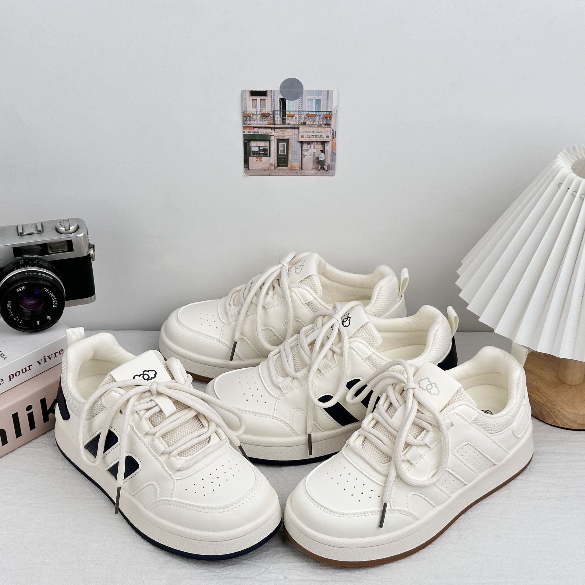 Zapatos blancos de fondo grueso para mujeres 2025 nuevos zapatos de skate casuales zapatos de nicho zapatos de mujer zapatos de pan