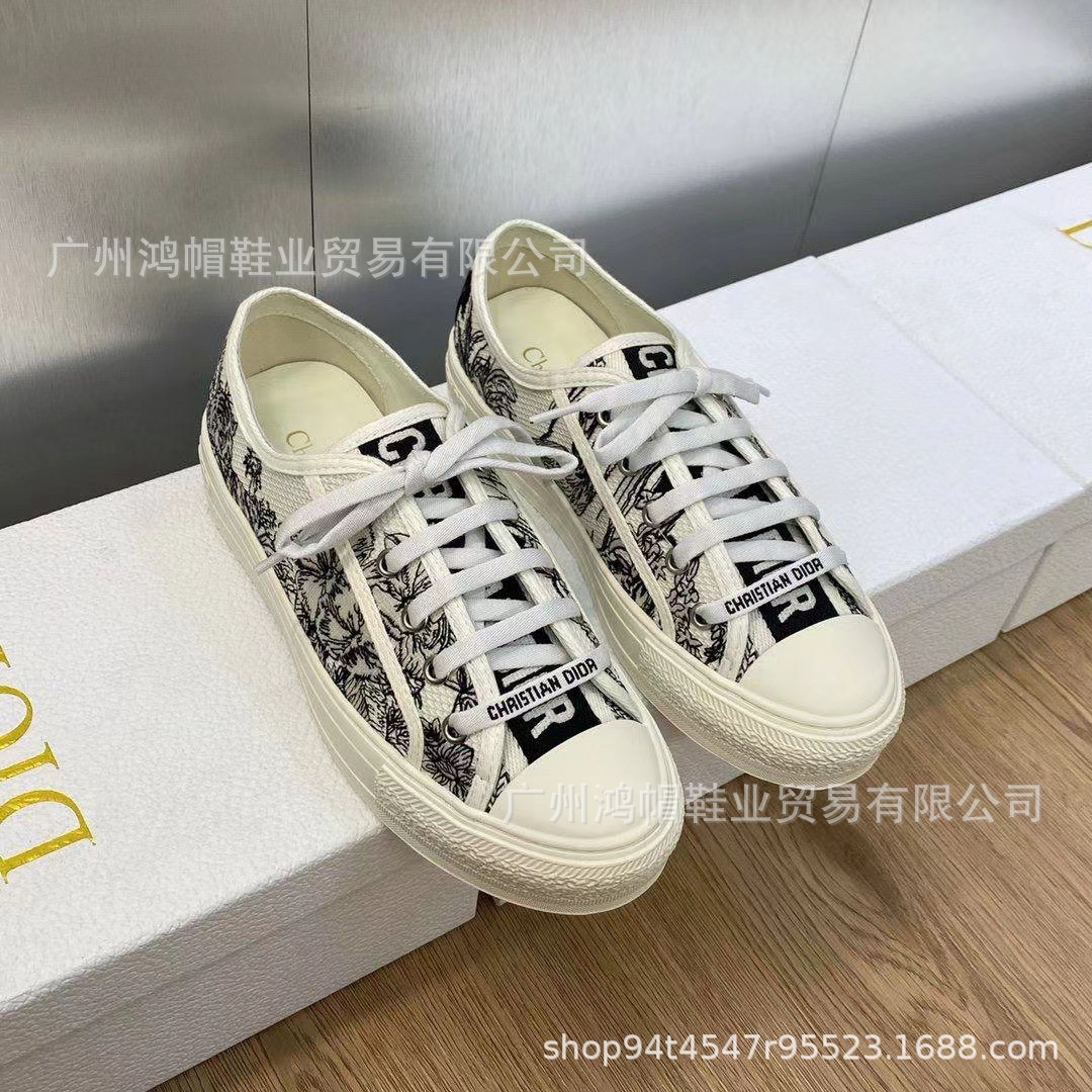 2024 Estación europea Primavera Nuevo estilo Bordado Alfabeto D Hogar Mujer Trendy ins Todo fósforo nicho Otoño Zapatos de lona plana Fondo plano